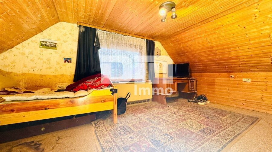 Sanierungsbedürftiges Einfamilienhaus + Doppelgarage - OG Schlafzimmer / Über Garage Nutzfläche